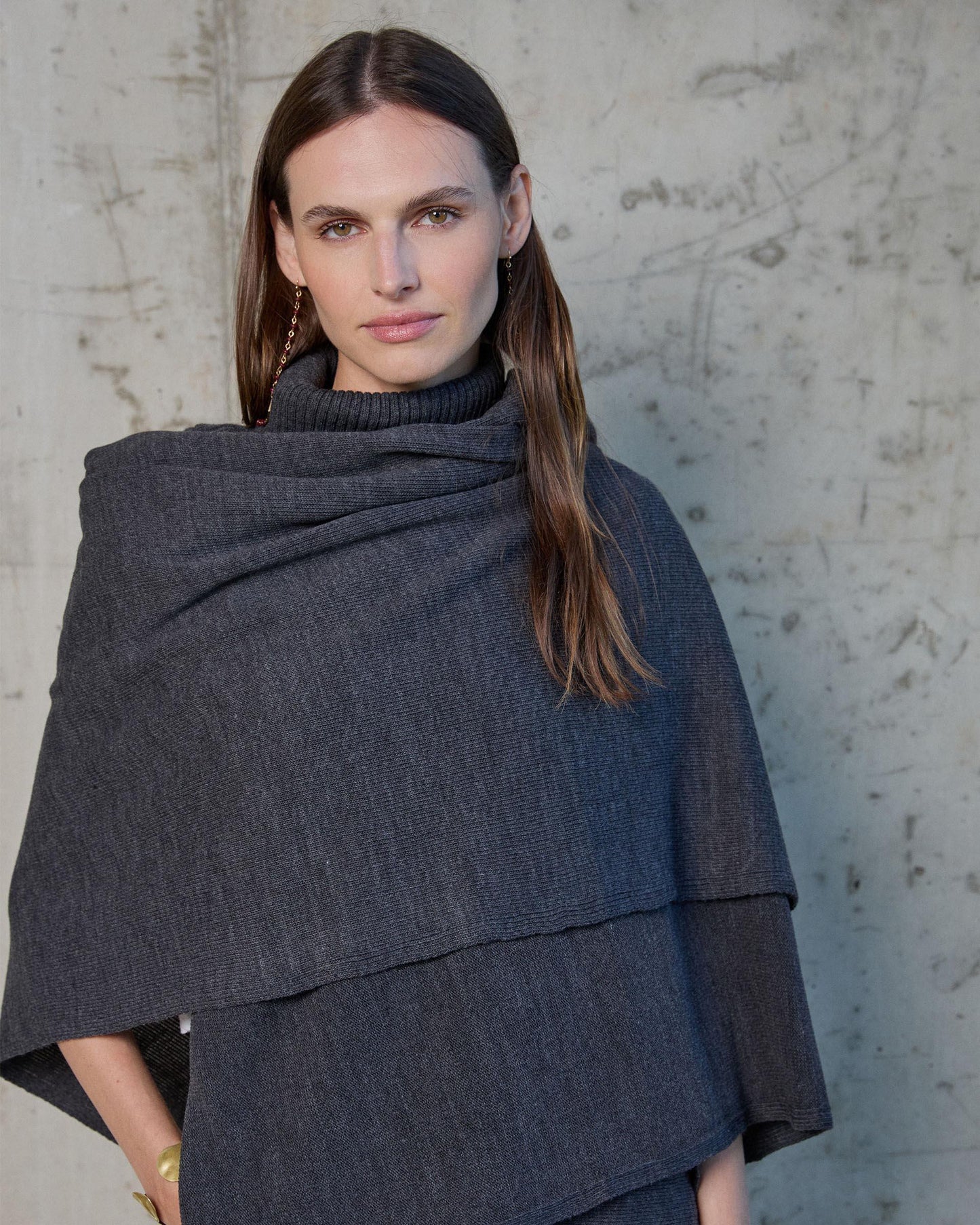 Capa assimétrica de gola alta em antracite