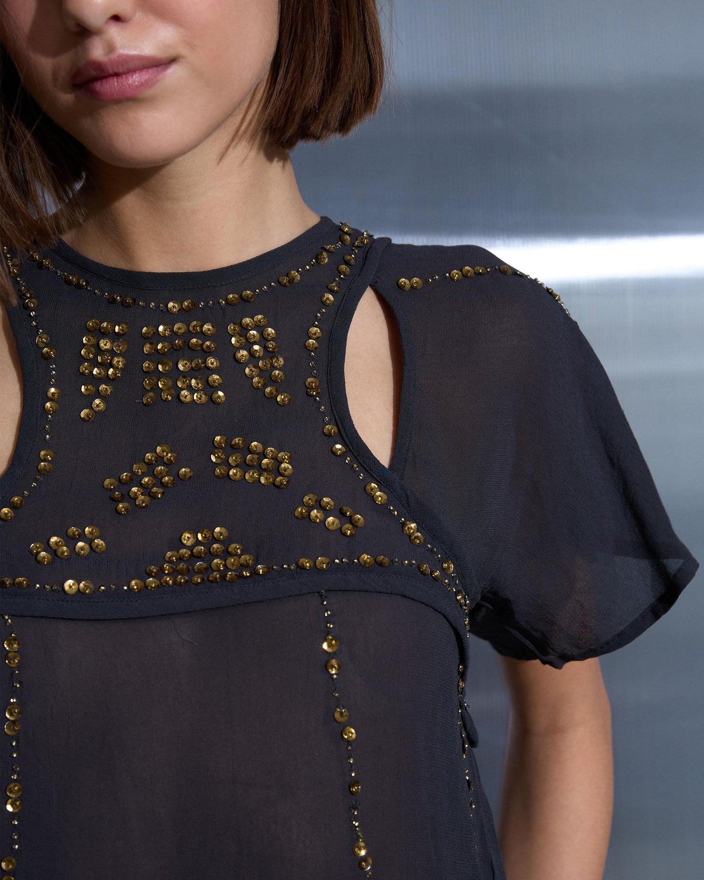 Top com abertura de lantejoulas antracite