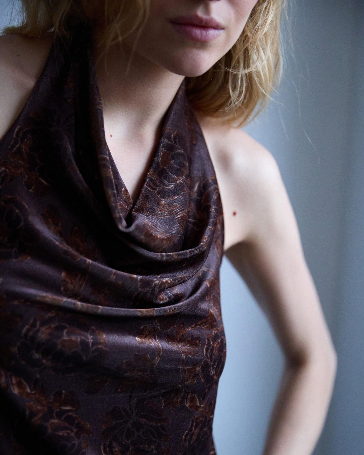 Top Halter Terciopelo Estampado Floral Marrón