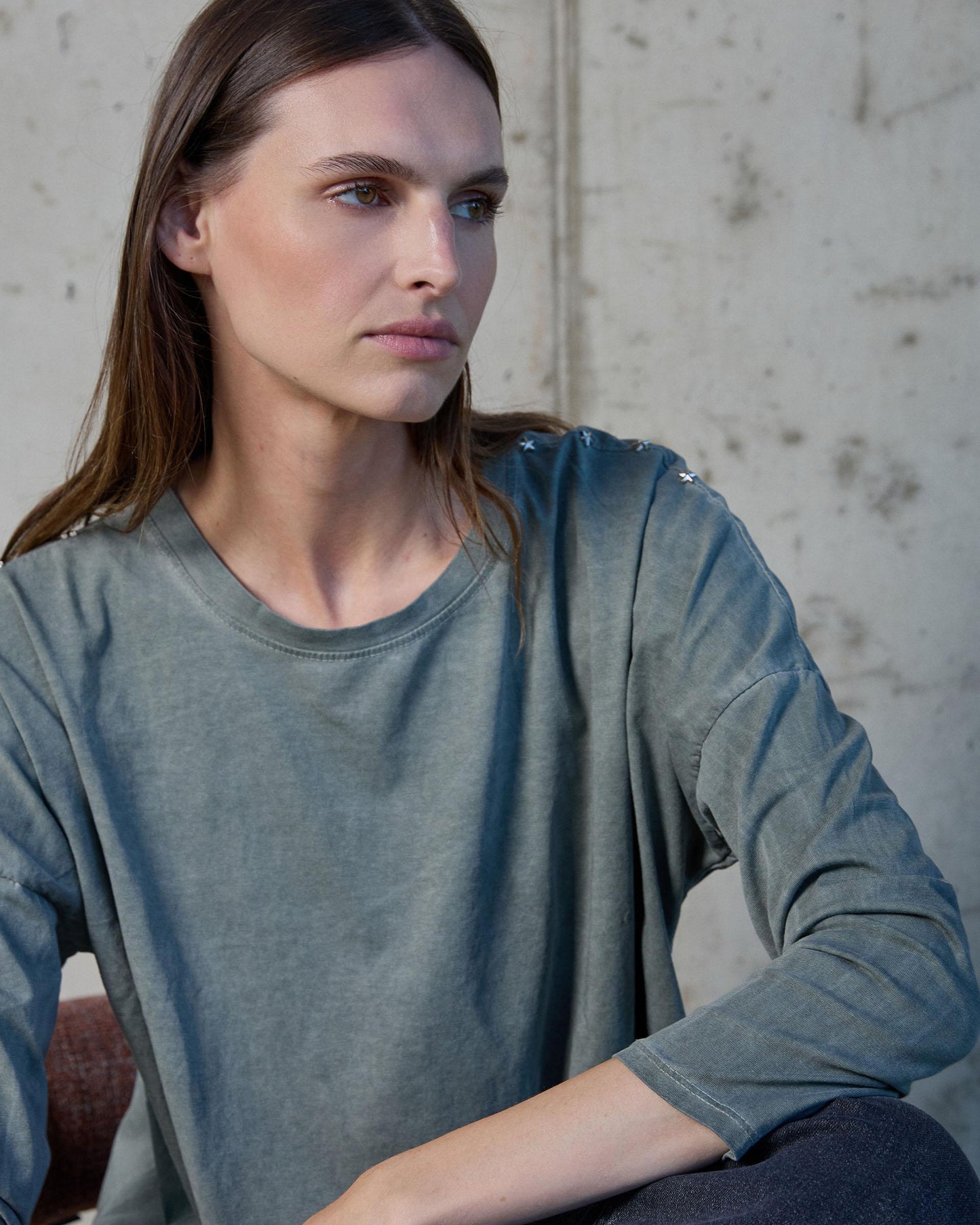 Camiseta Tachuelas Estrellas Hombros Verde Oscuro