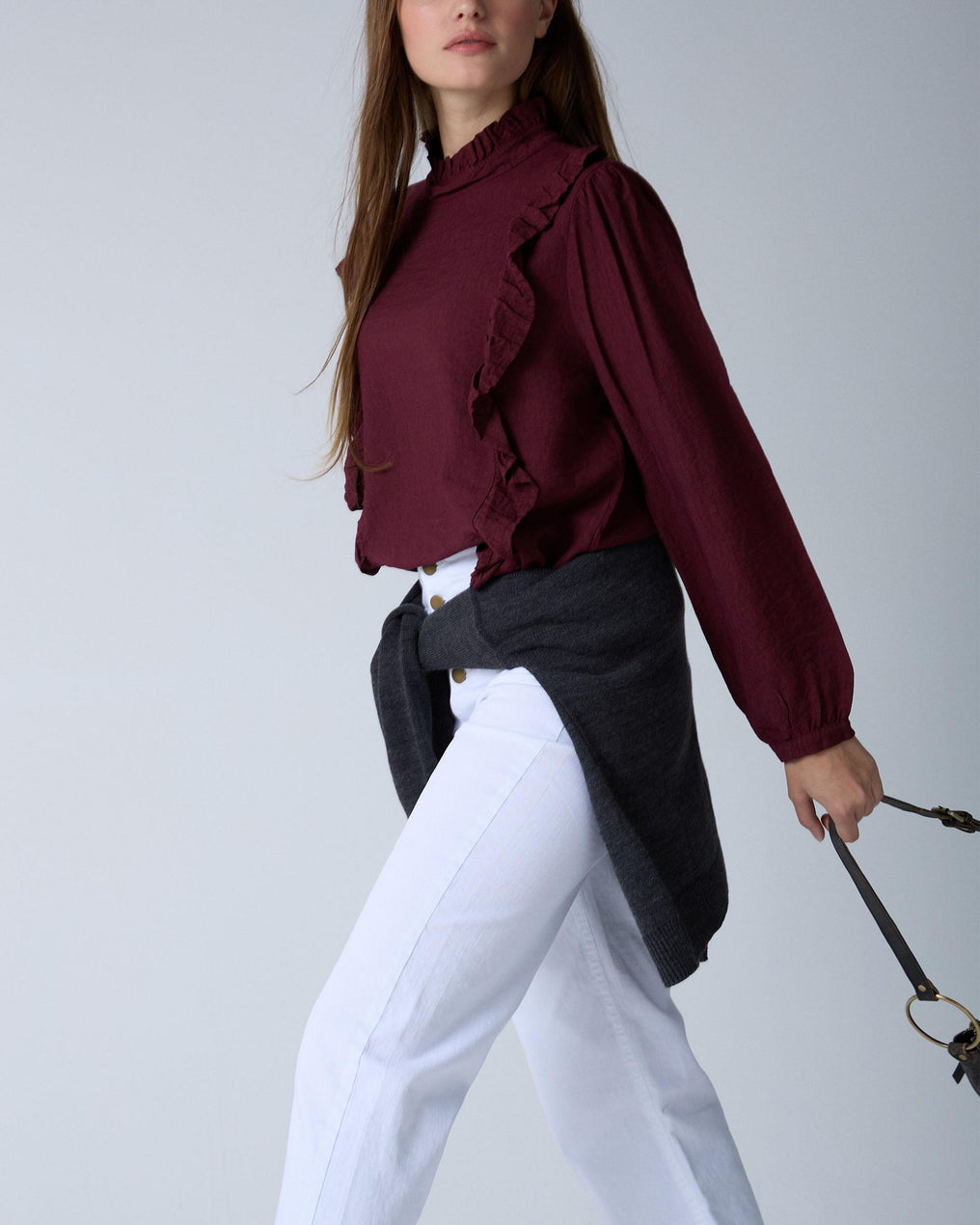 Blusa com decote granada e folhos laterais