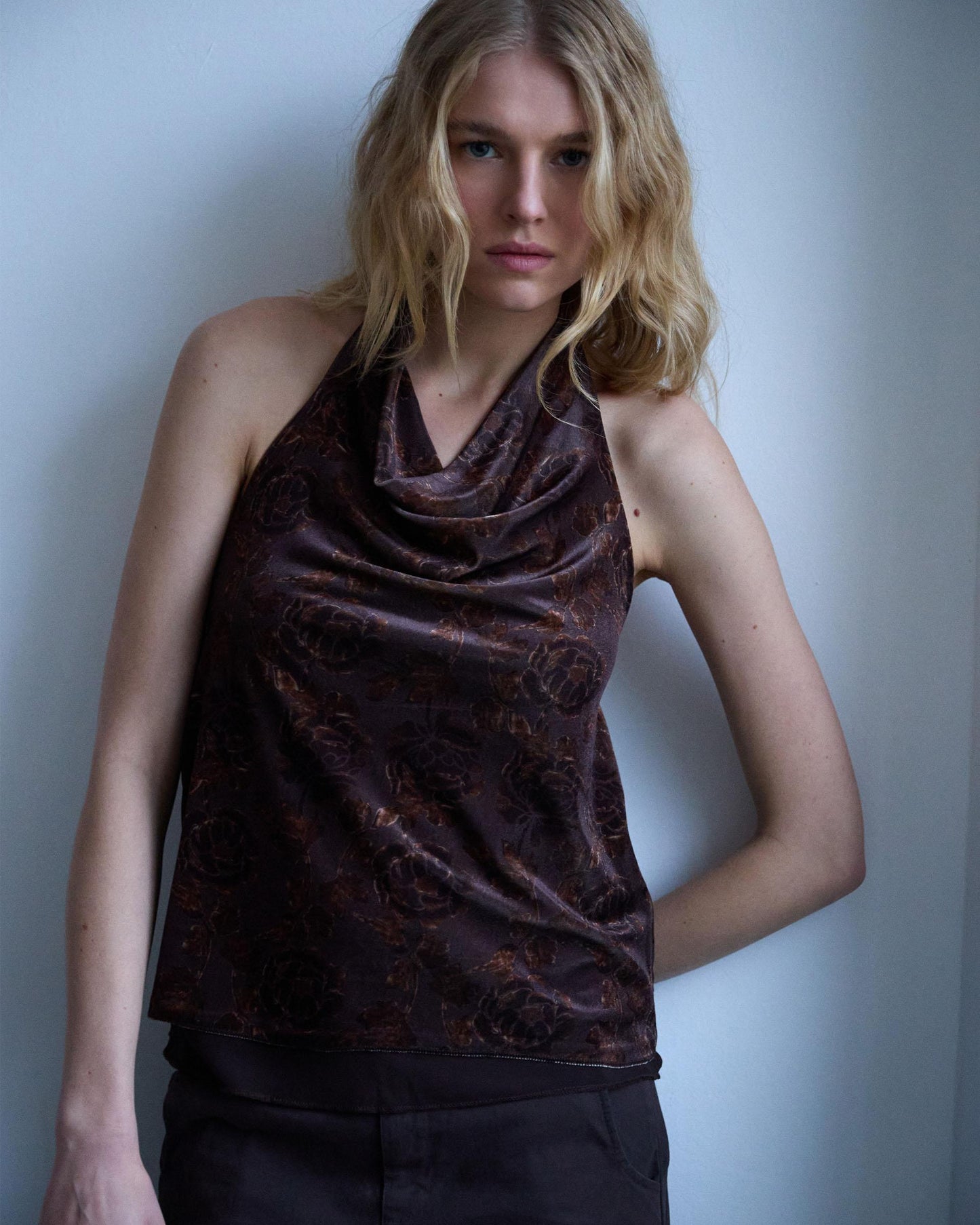Top Halter Terciopelo Estampado Floral Marrón