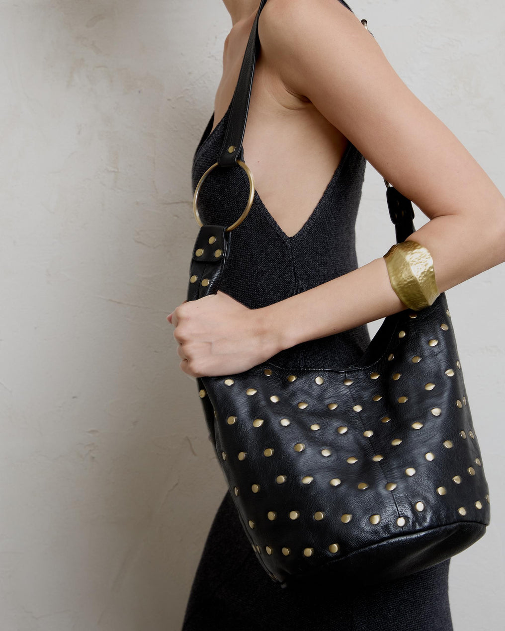 Bolsa balde de couro cravejado preto