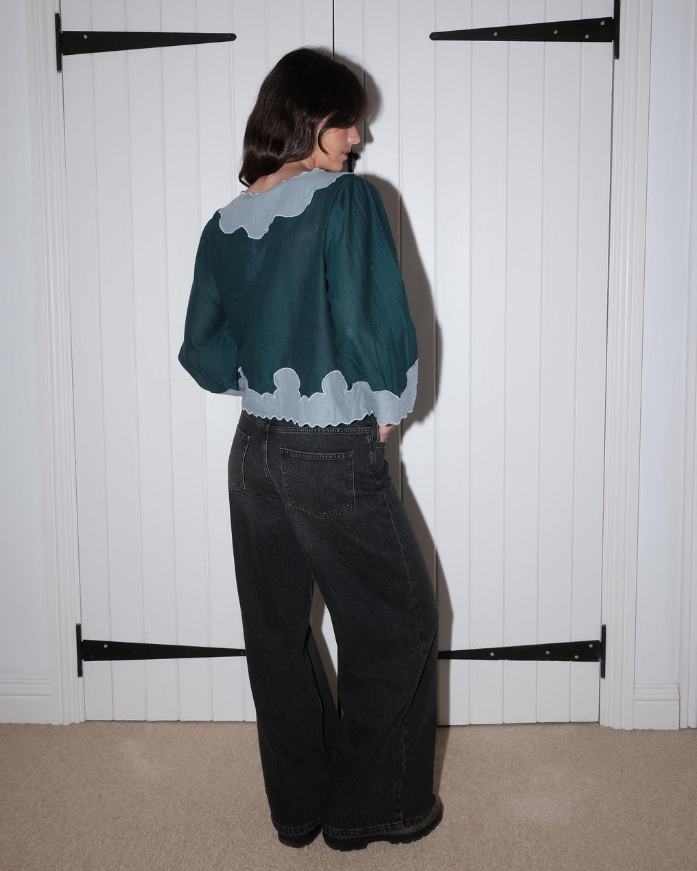 Blusa com mangas francesas em contraste de óleo