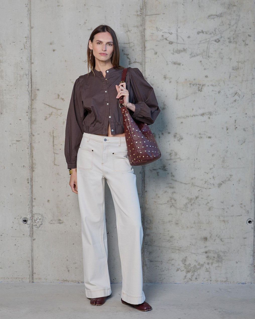 Camisola castanha com lapela e ombro