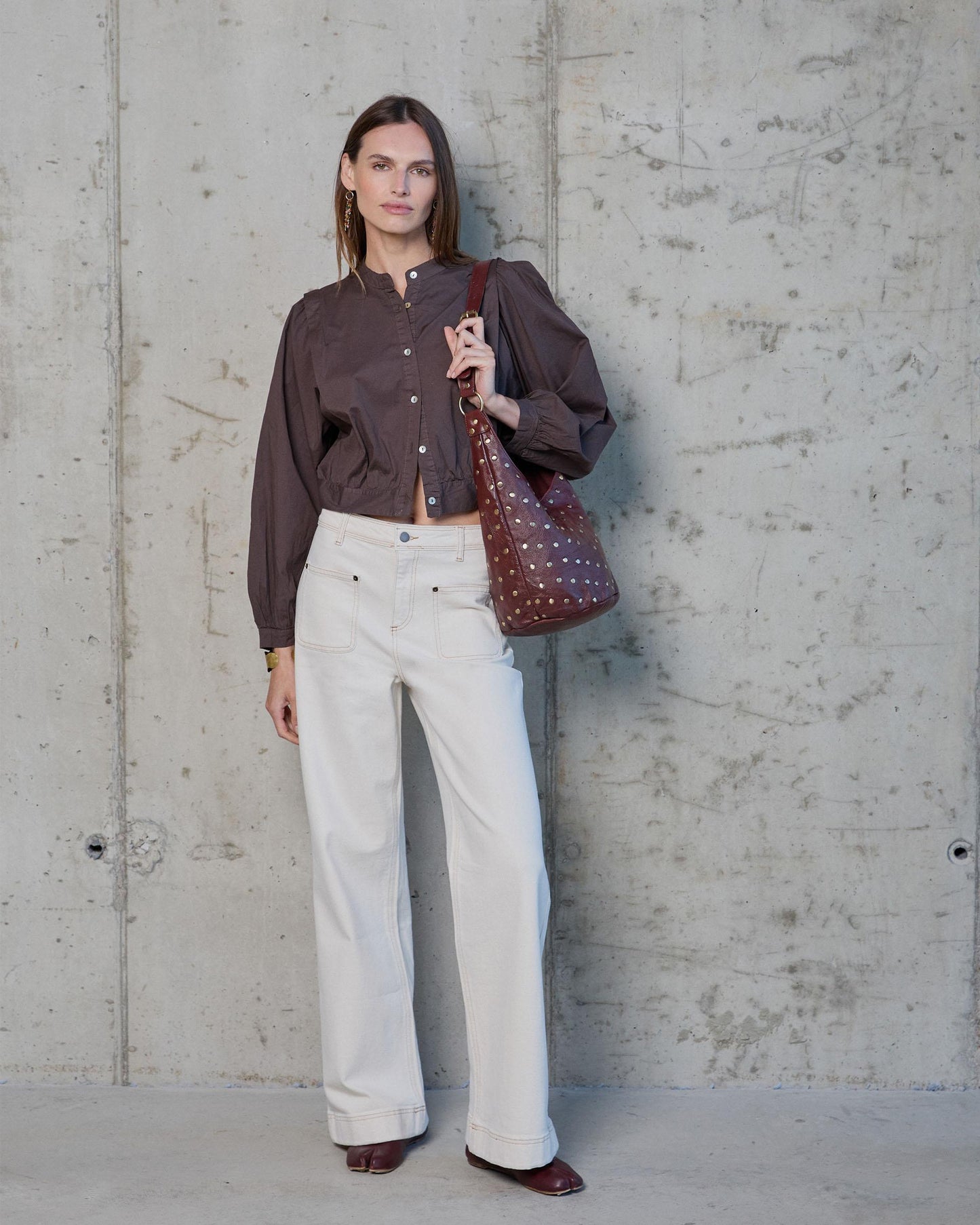 Camisola castanha com lapela e ombro