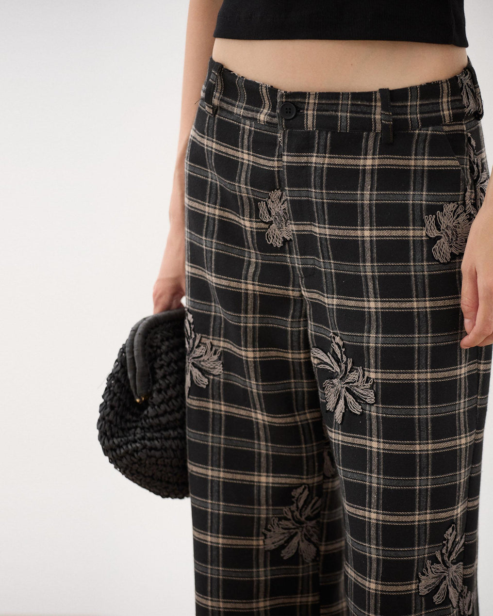 Pantalón Cuadros Detalle Flor Negro