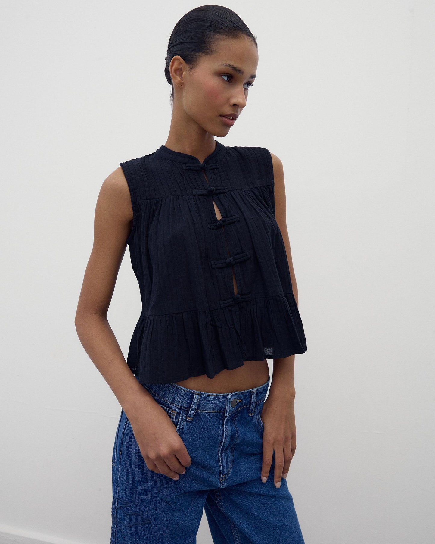 Blusa Sin Mangas Alamares Negro