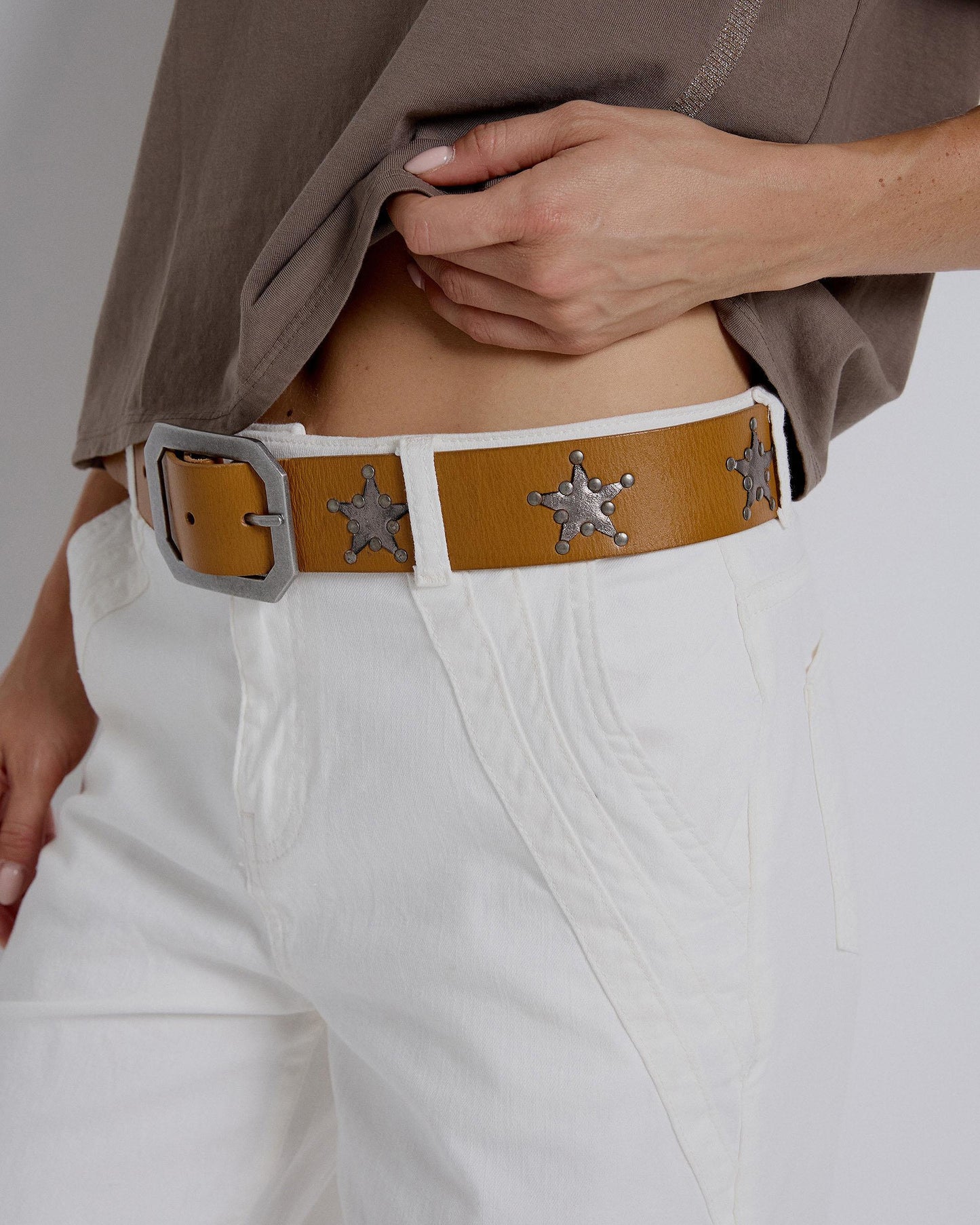 Cinto de couro castanho com remendo de estrela