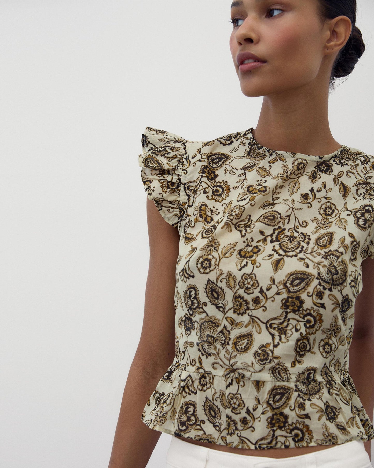 Blusa Volante Bajo Estampado Floral Crudo