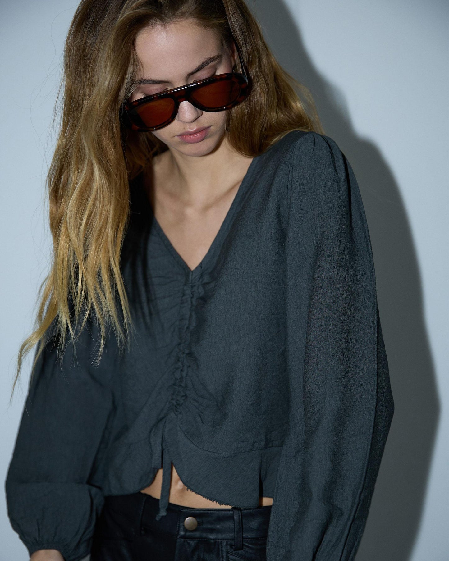 Blusa antracite com franzido frontal