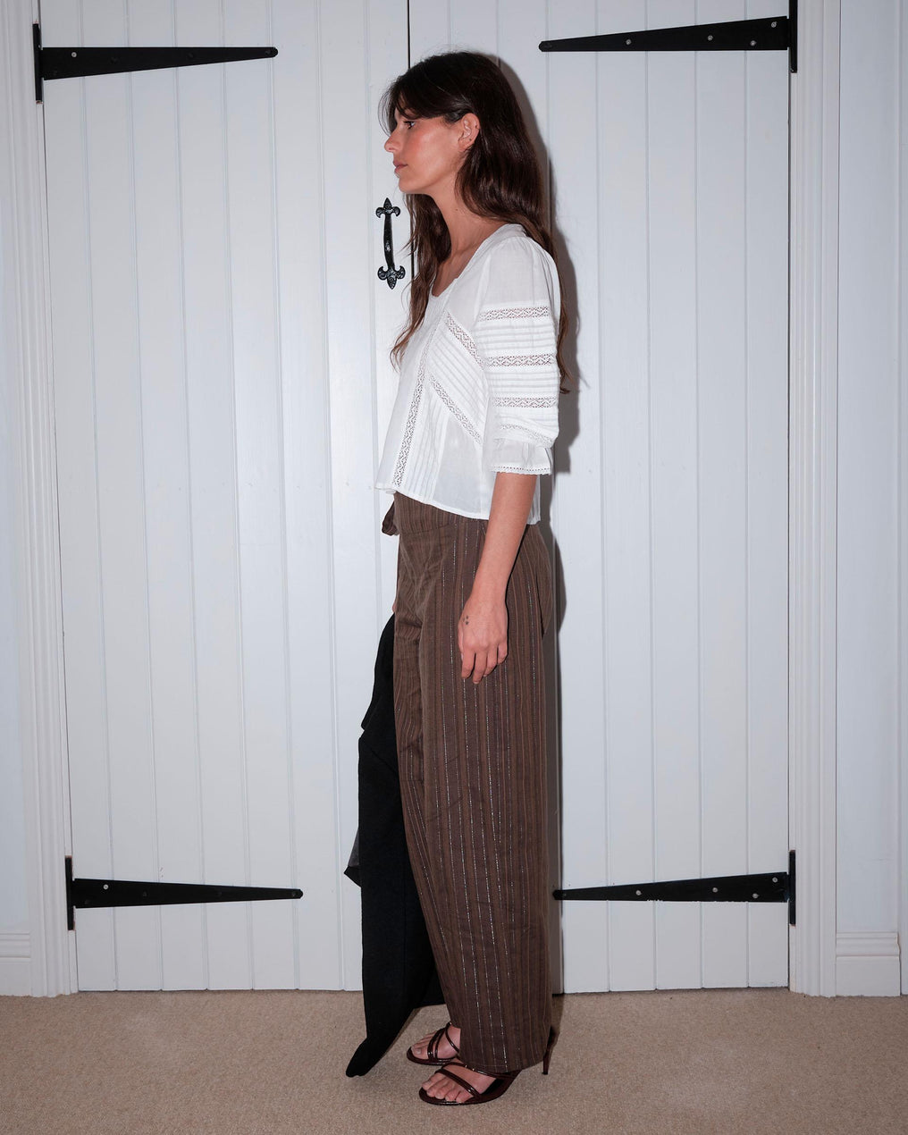 Calças castanhas com cintura ajustável por cordão