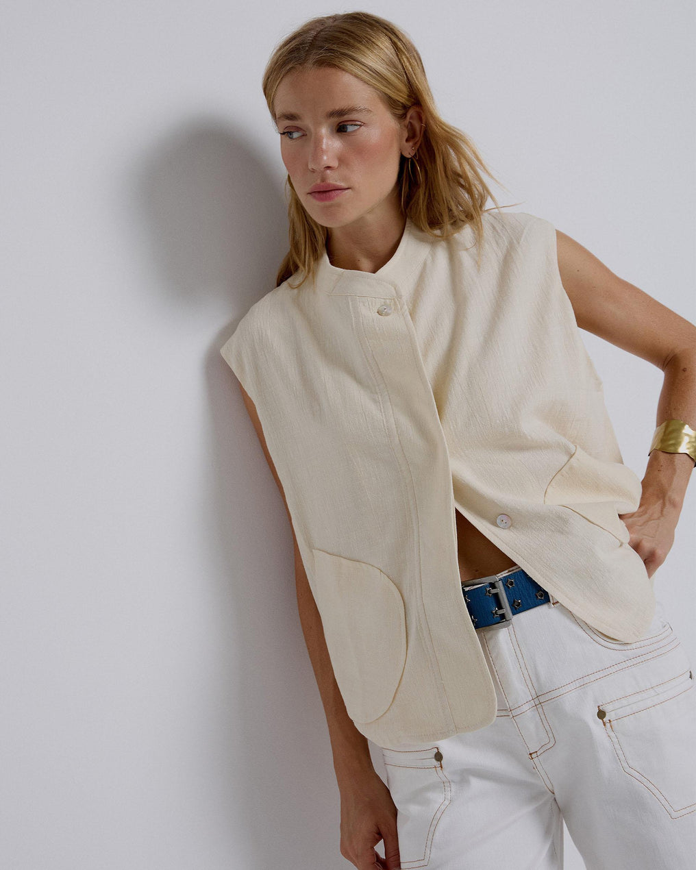 Colete com bolsos frontais cru