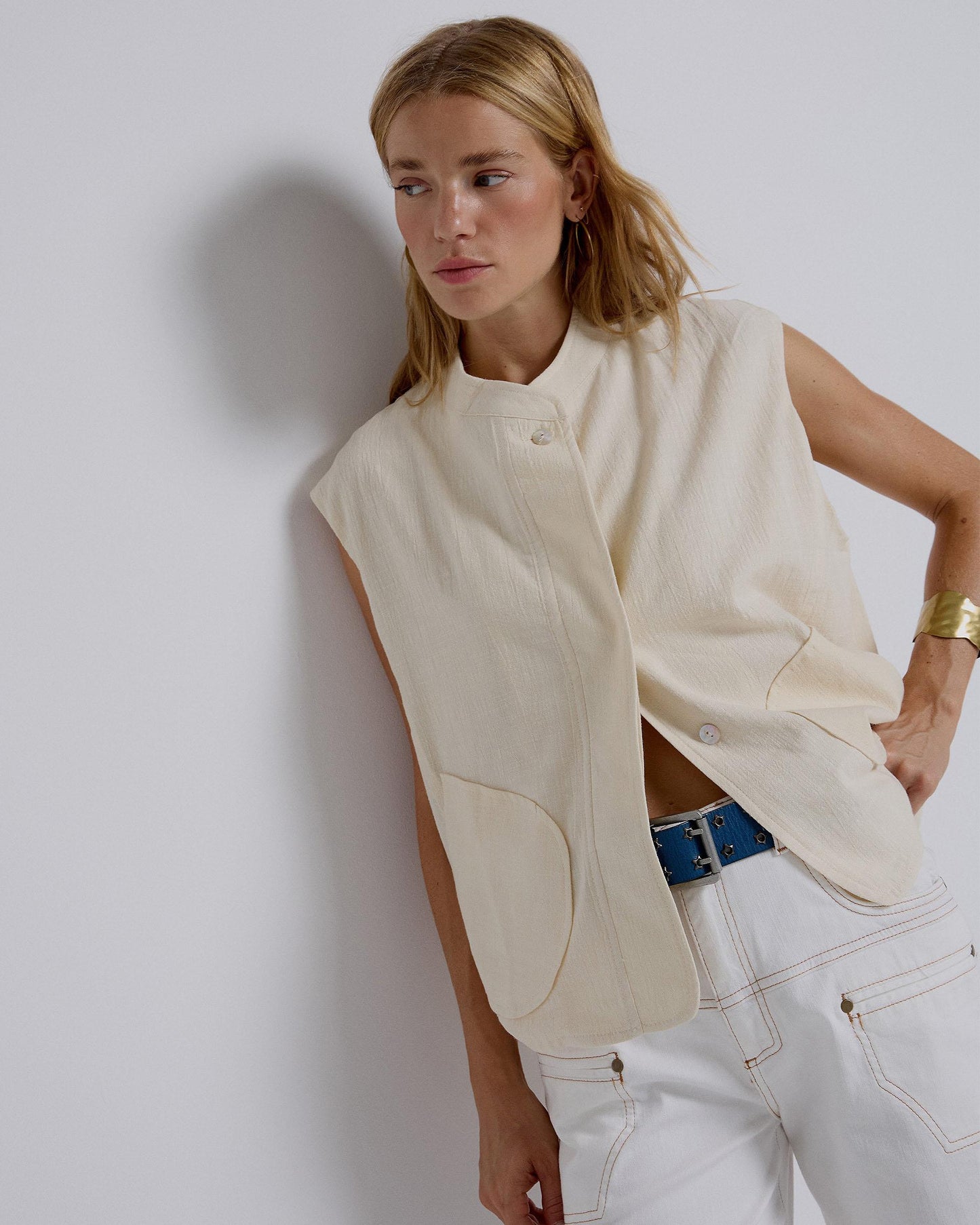 Colete com bolsos frontais cru