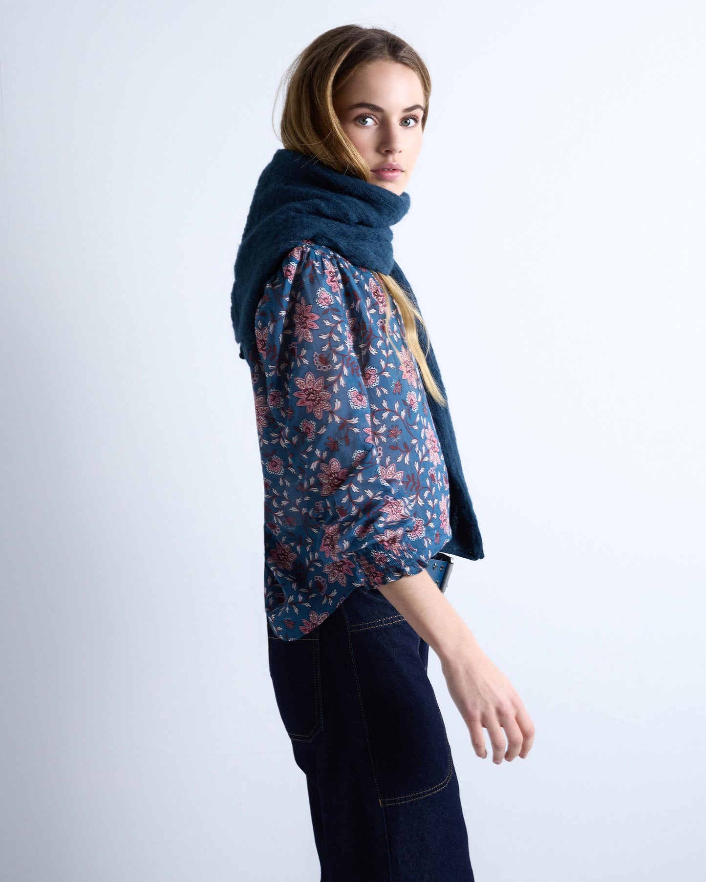 Blusa azul com estampado floral