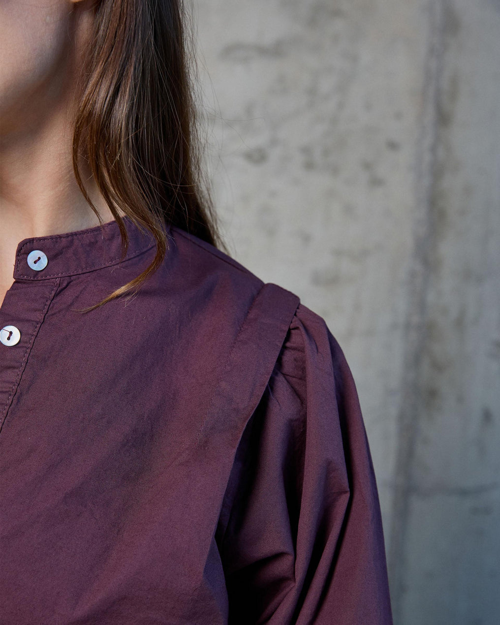 Camisola roxa com lapela e ombro