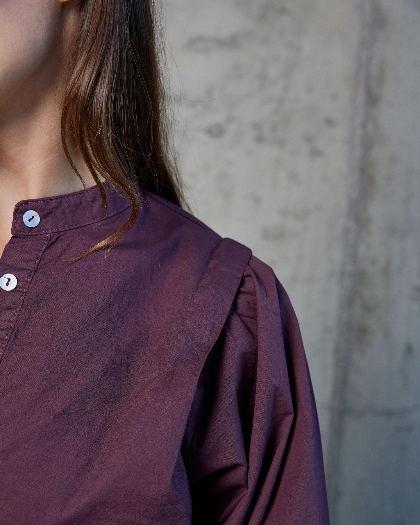 Camisola roxa com lapela e ombro