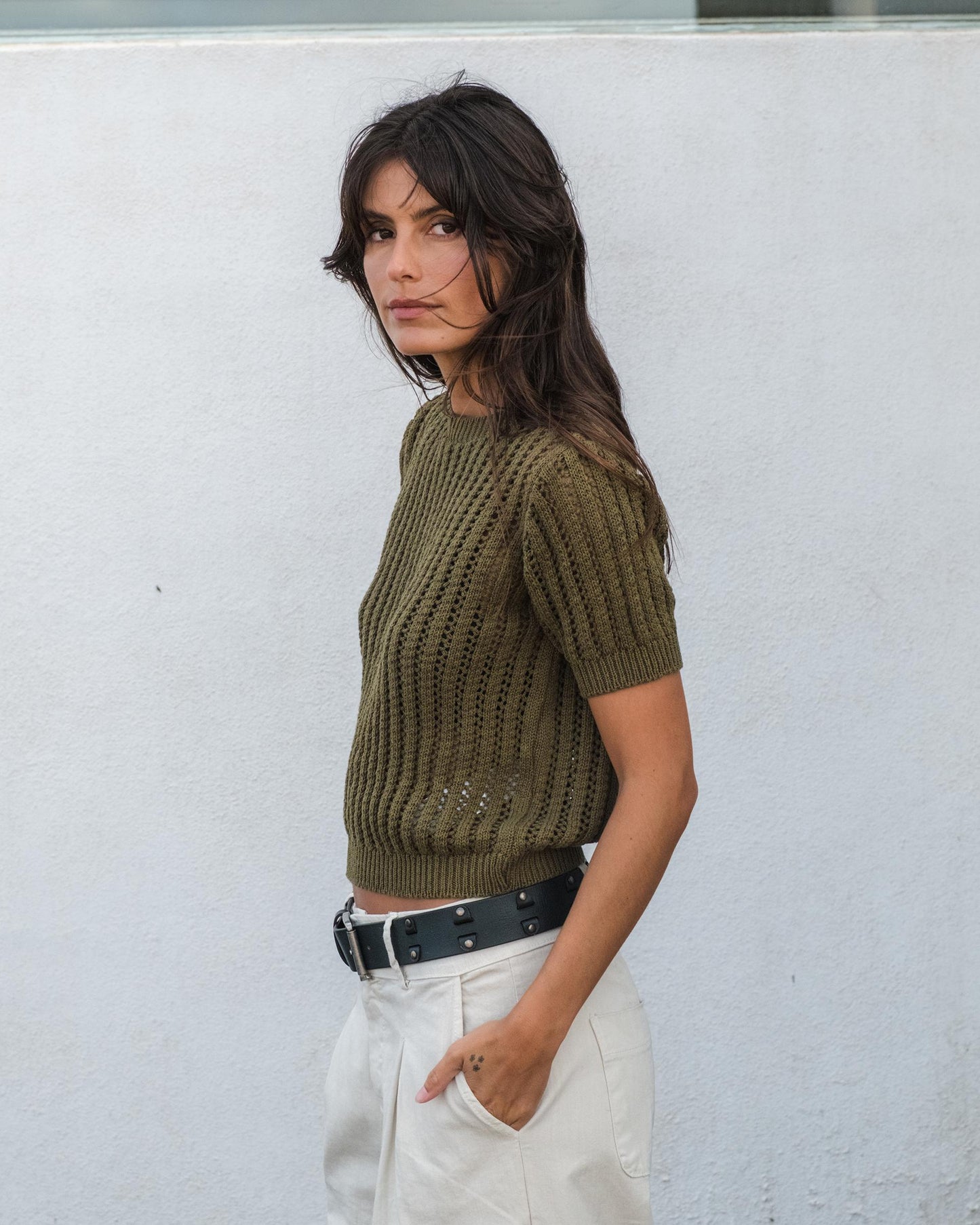 Blusa de malha verde vazada com manga curta