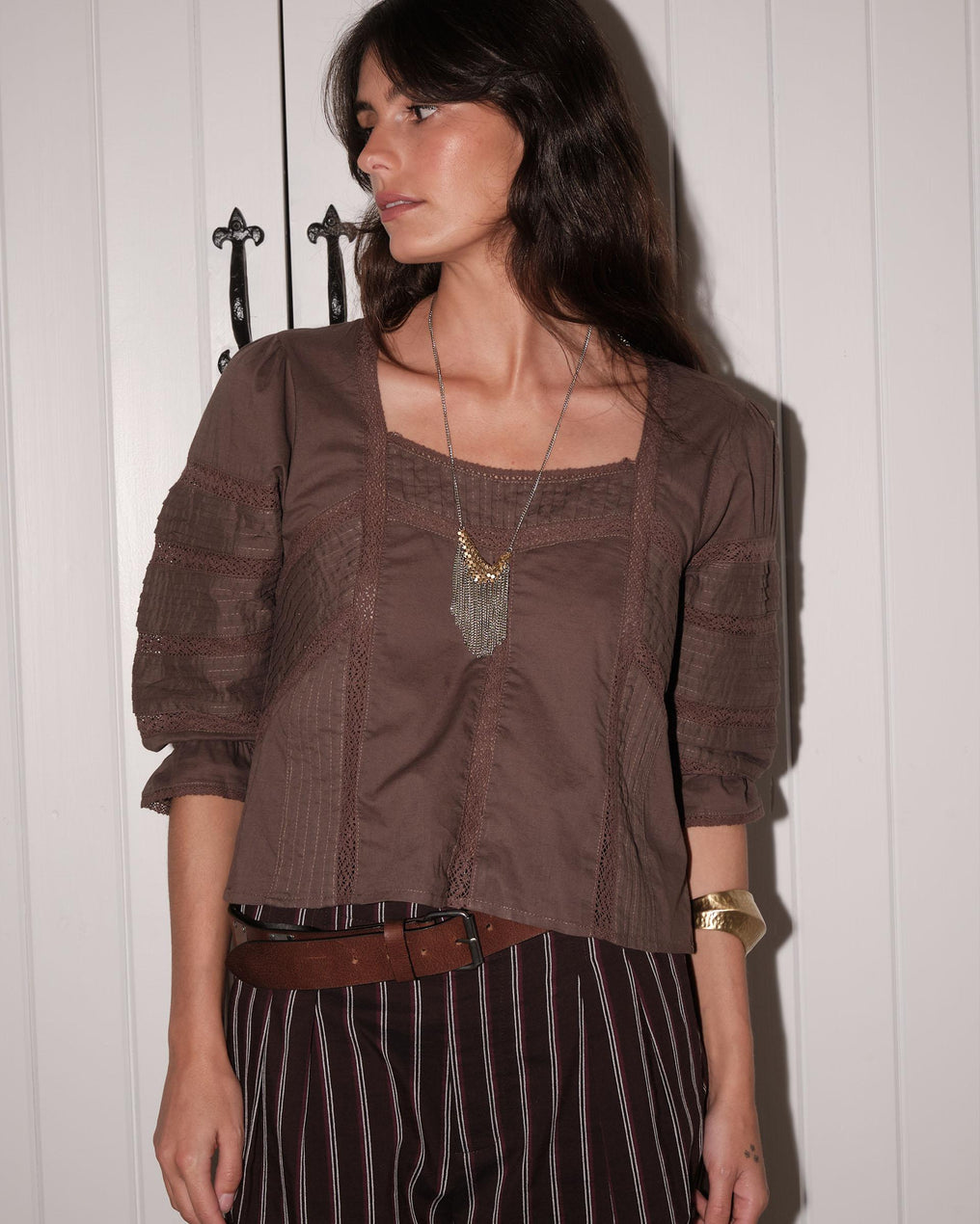 Blusa castanha com decote quadrado e renda