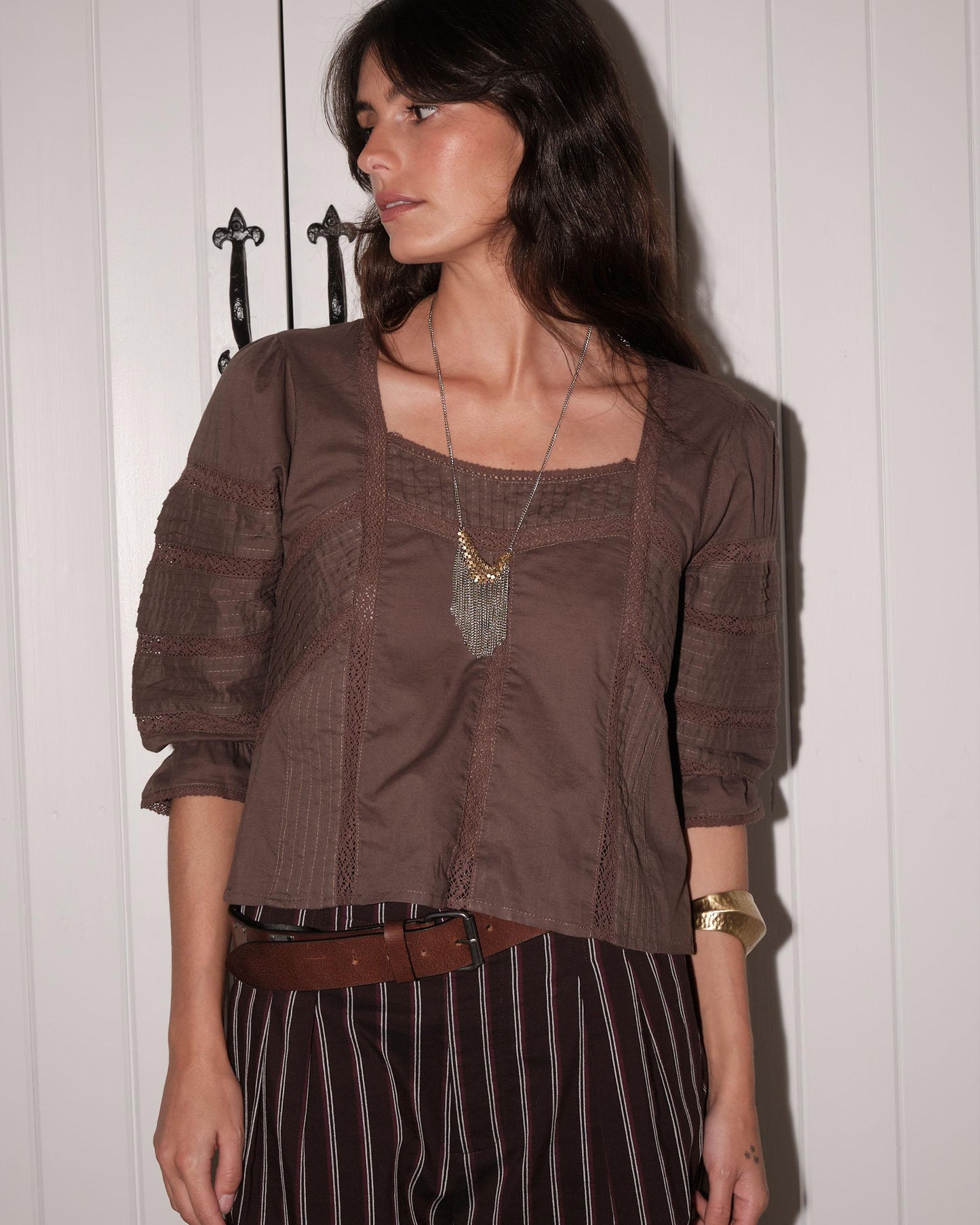 Blusa castanha com decote quadrado e renda