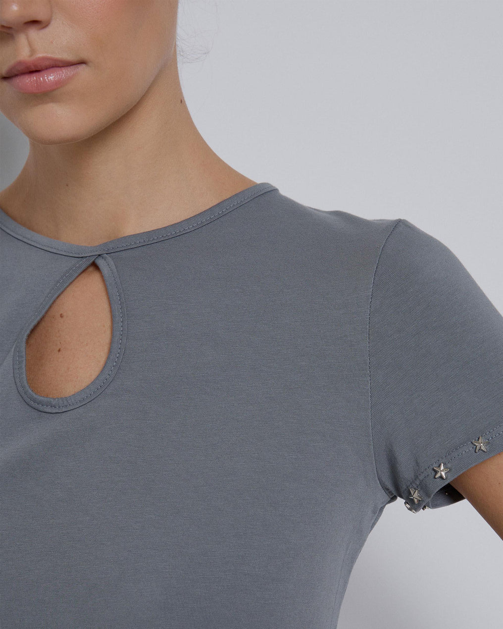 Camiseta antracite com decote em lágrima e cravejado de estrelas