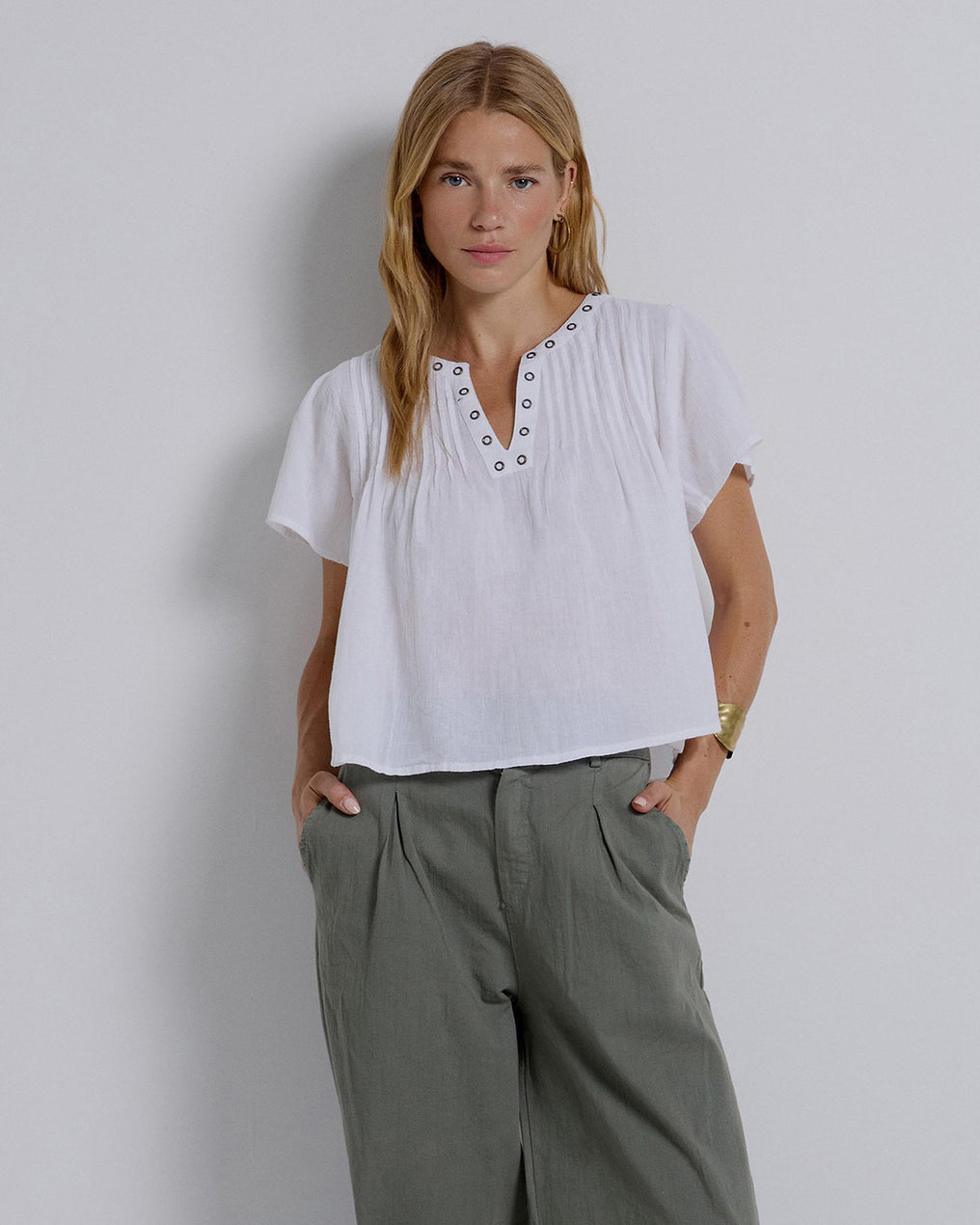 Blusa branca com decote redondo