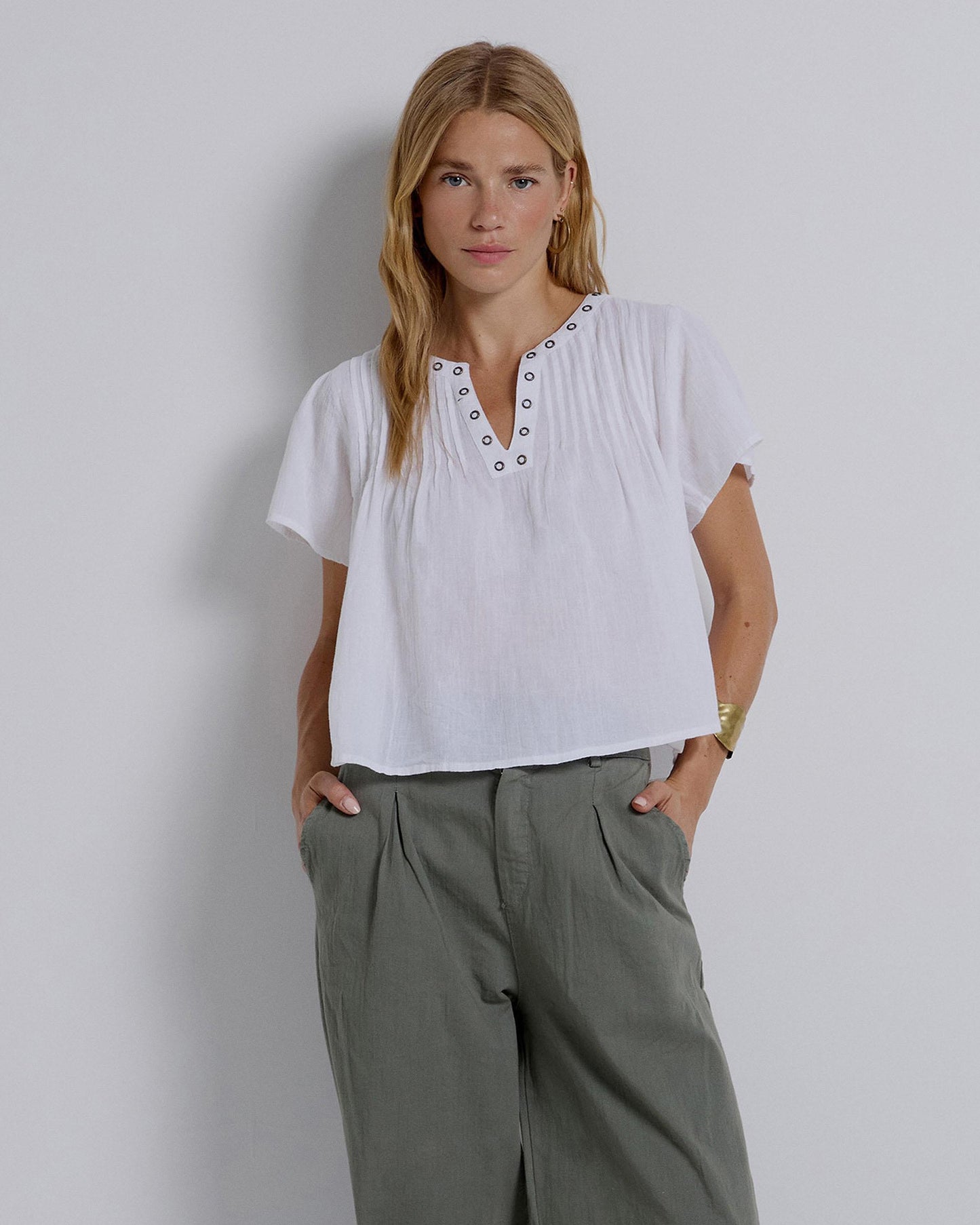 Blusa branca com decote redondo