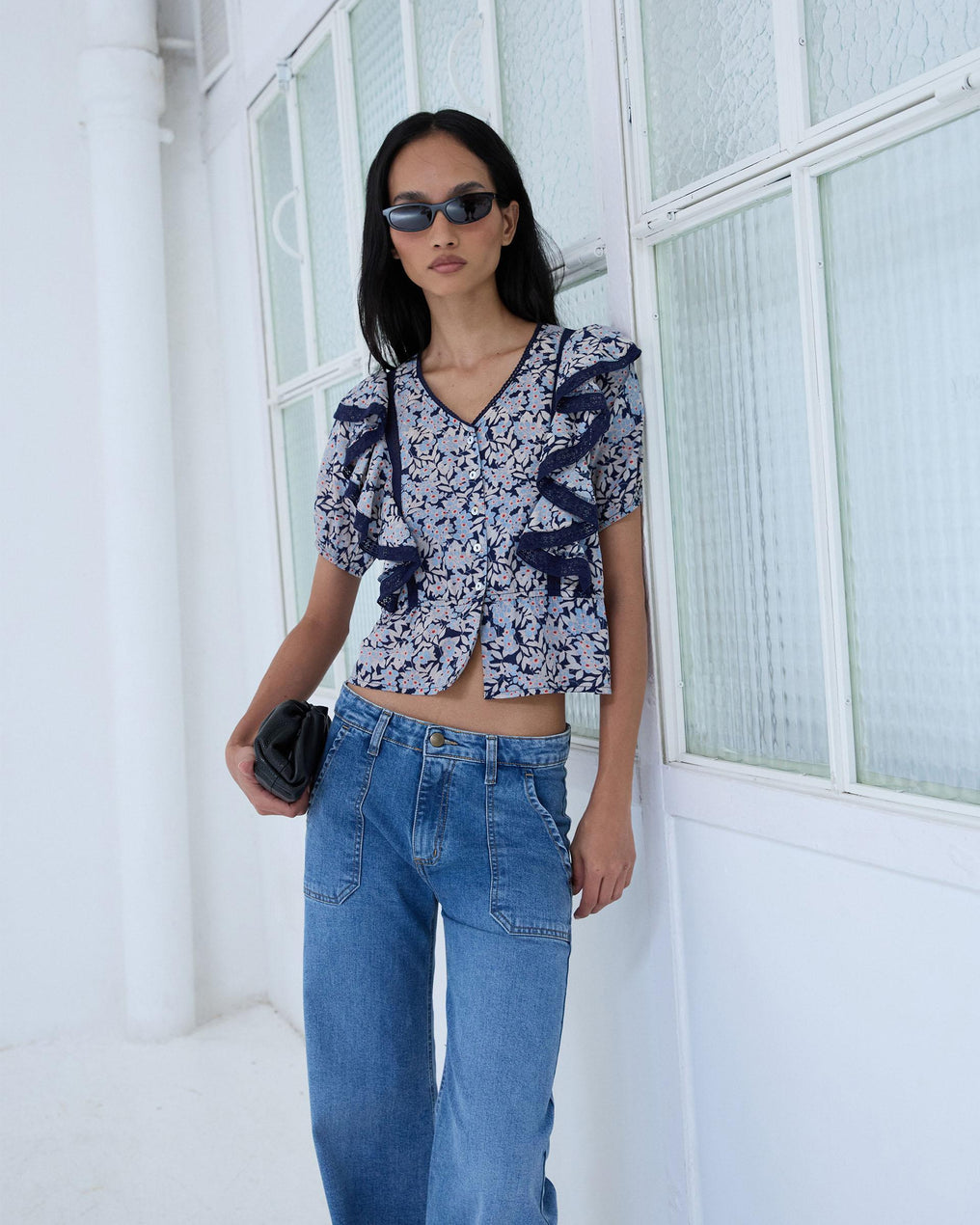 Blouse Bleue Imprimée à Manches Courtes, Boutons et Volants