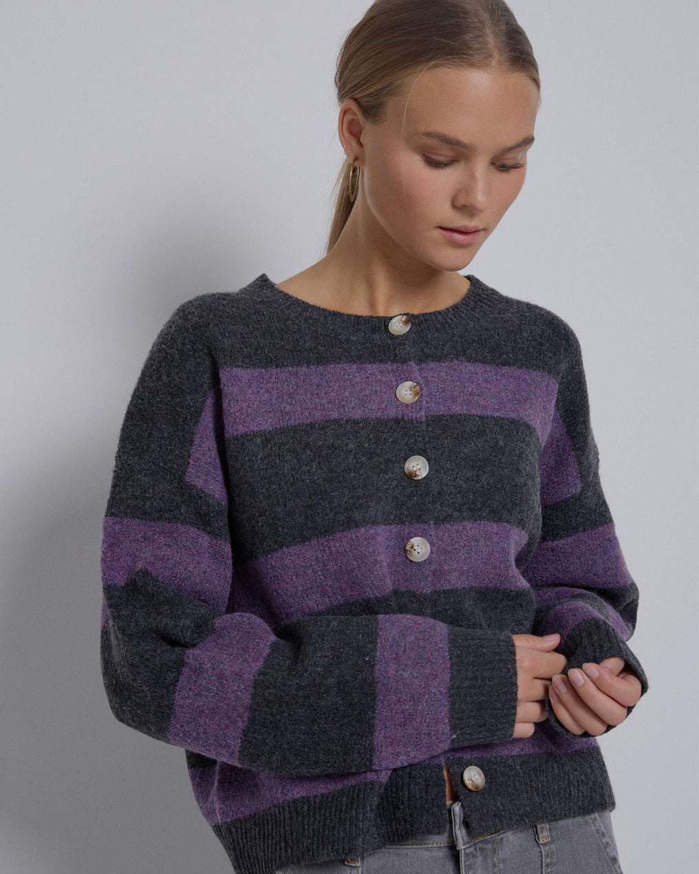 Casaco de malha às riscas com botões antracite