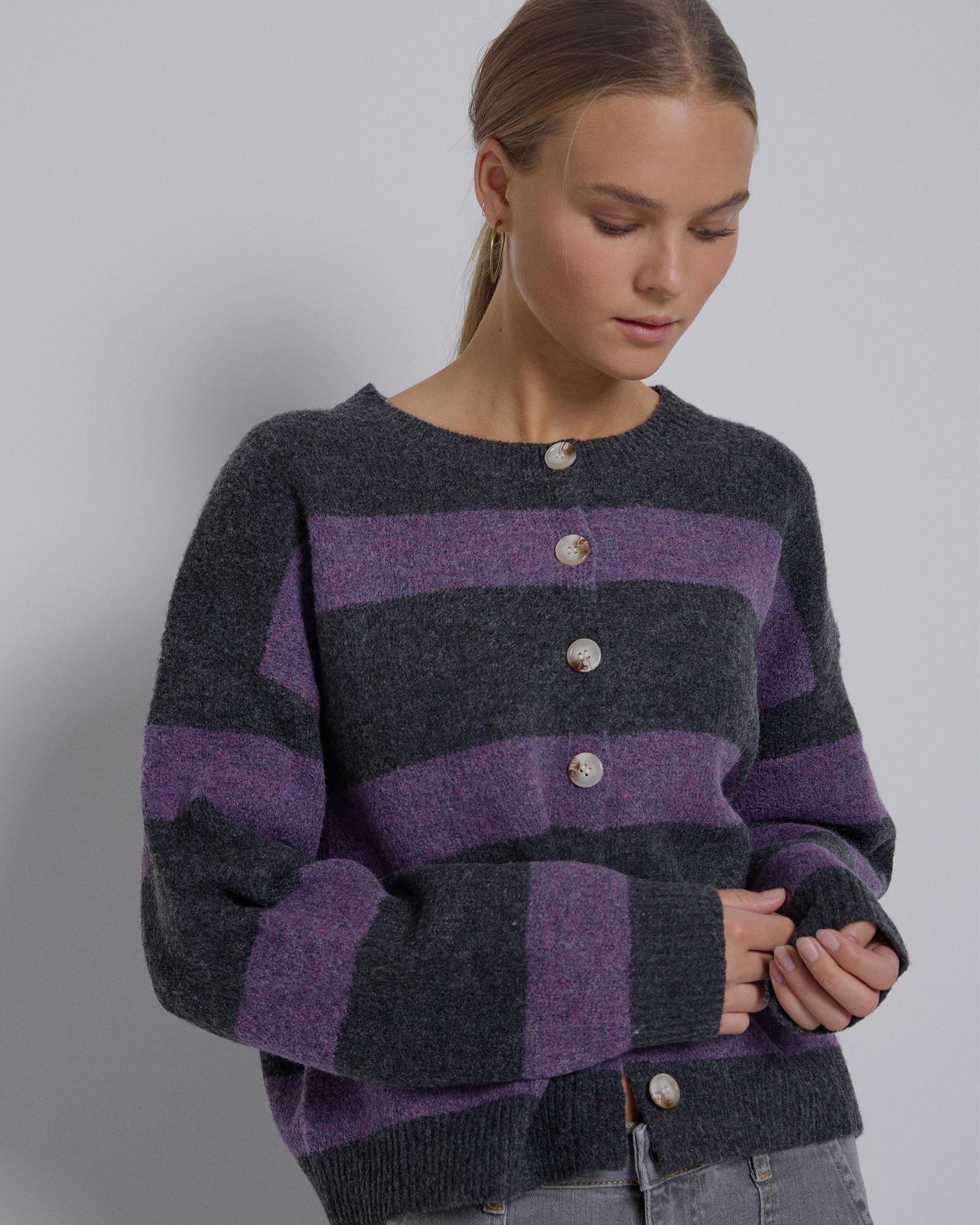 Casaco de malha às riscas com botões antracite