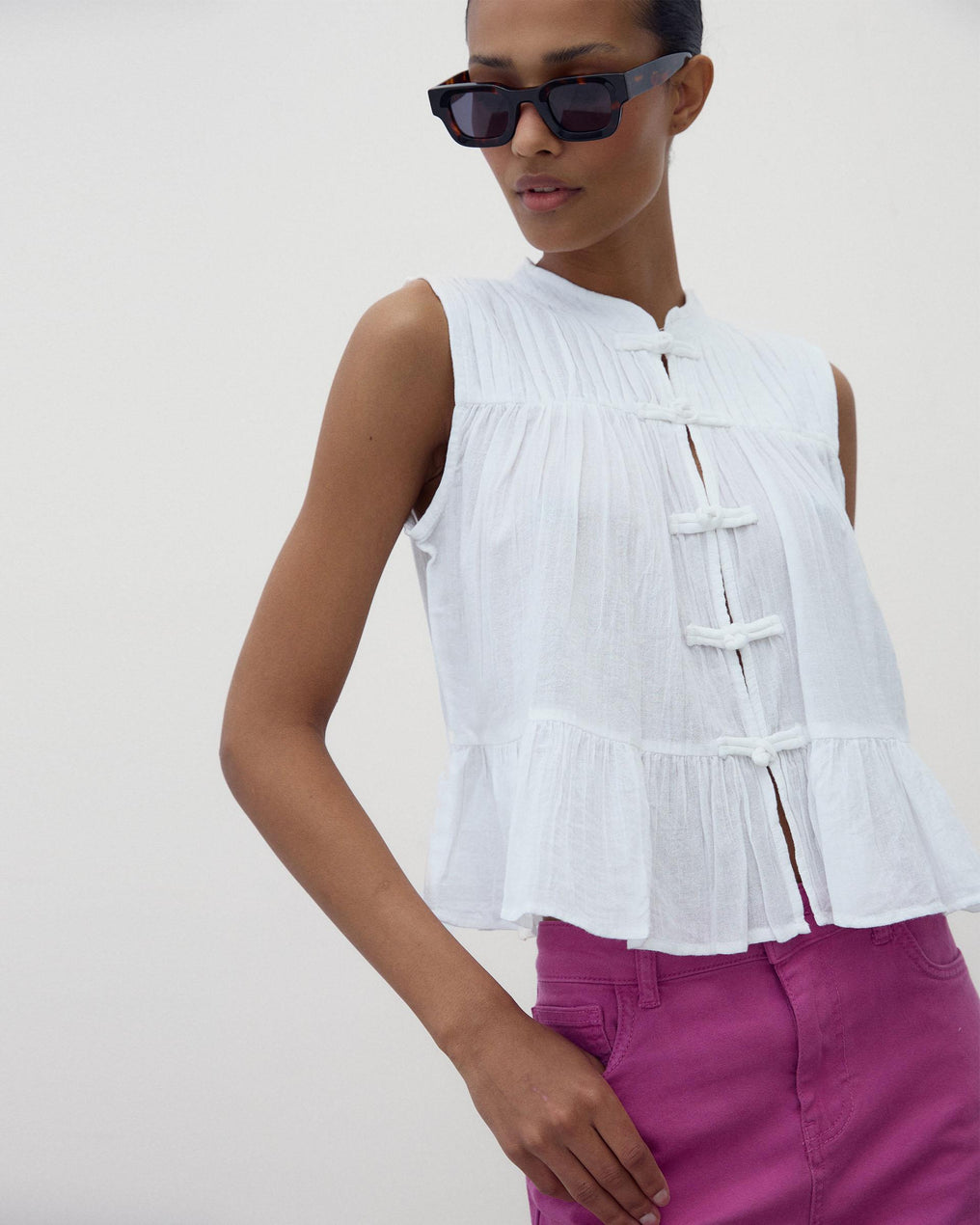 Sleeveless Frogging Blouse White