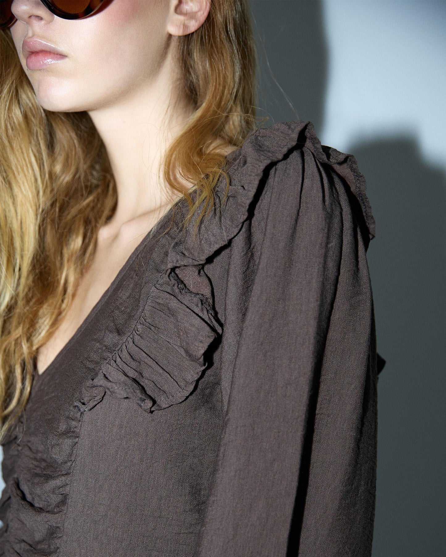 Blusa castanha com folhos e franzidos