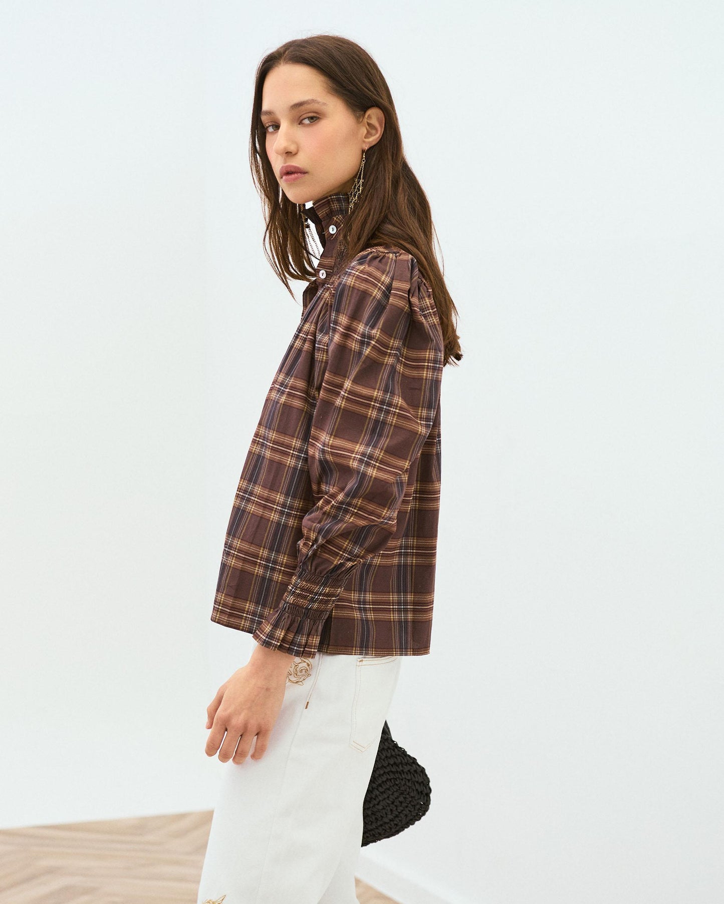 Blusa castanha com gola xadrez e estampado favo de mel