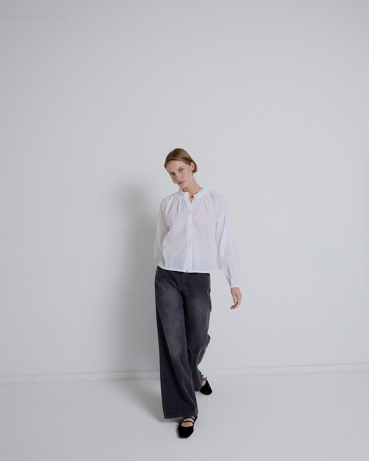 Blusa Branca Bordada Sol