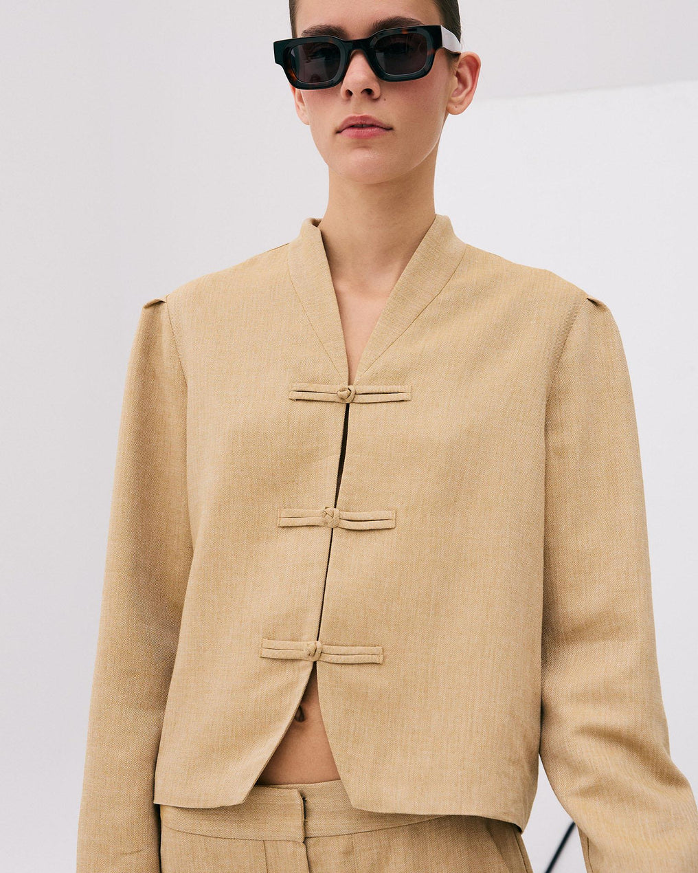 Chaqueta Corta Alamares Espiga Camel