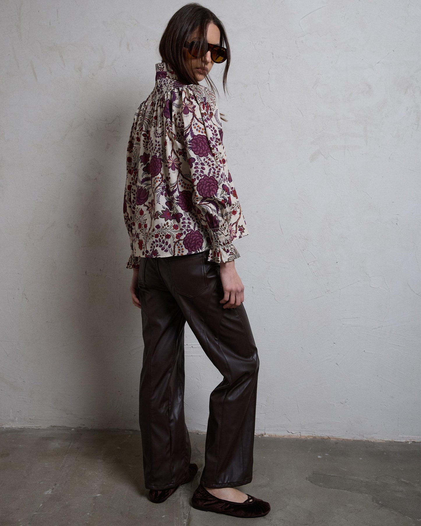 Pantalón Efecto Piel Costuras Marrón