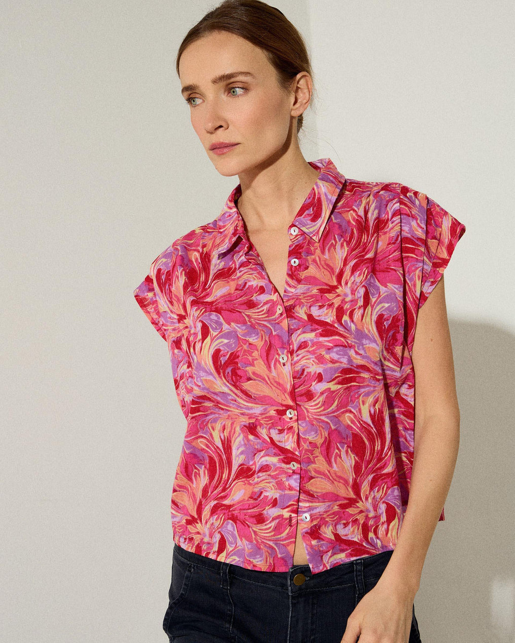 Blusa sem mangas com pregas, estampado floral fúcsia