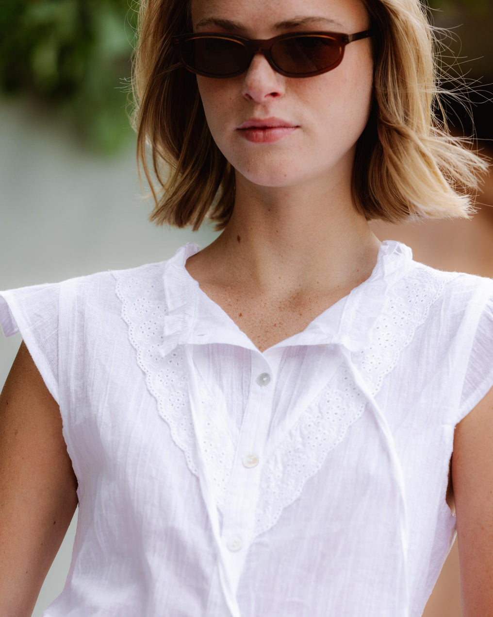 Blusa Branca sem Mangas com Folho e Recortes