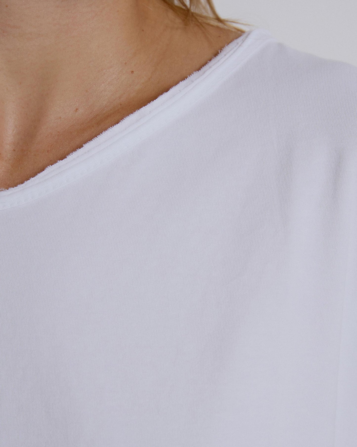 Camiseta Manga Larga Cuello Pico Blanco