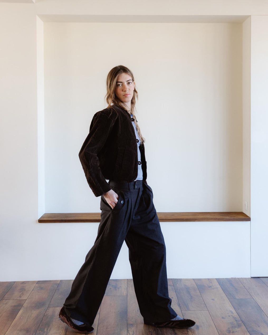 Brown pleated trousers with side pockets