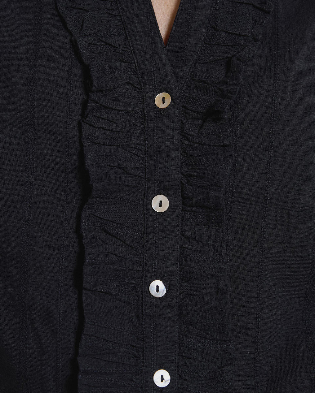 Blusa preta às riscas com folhos