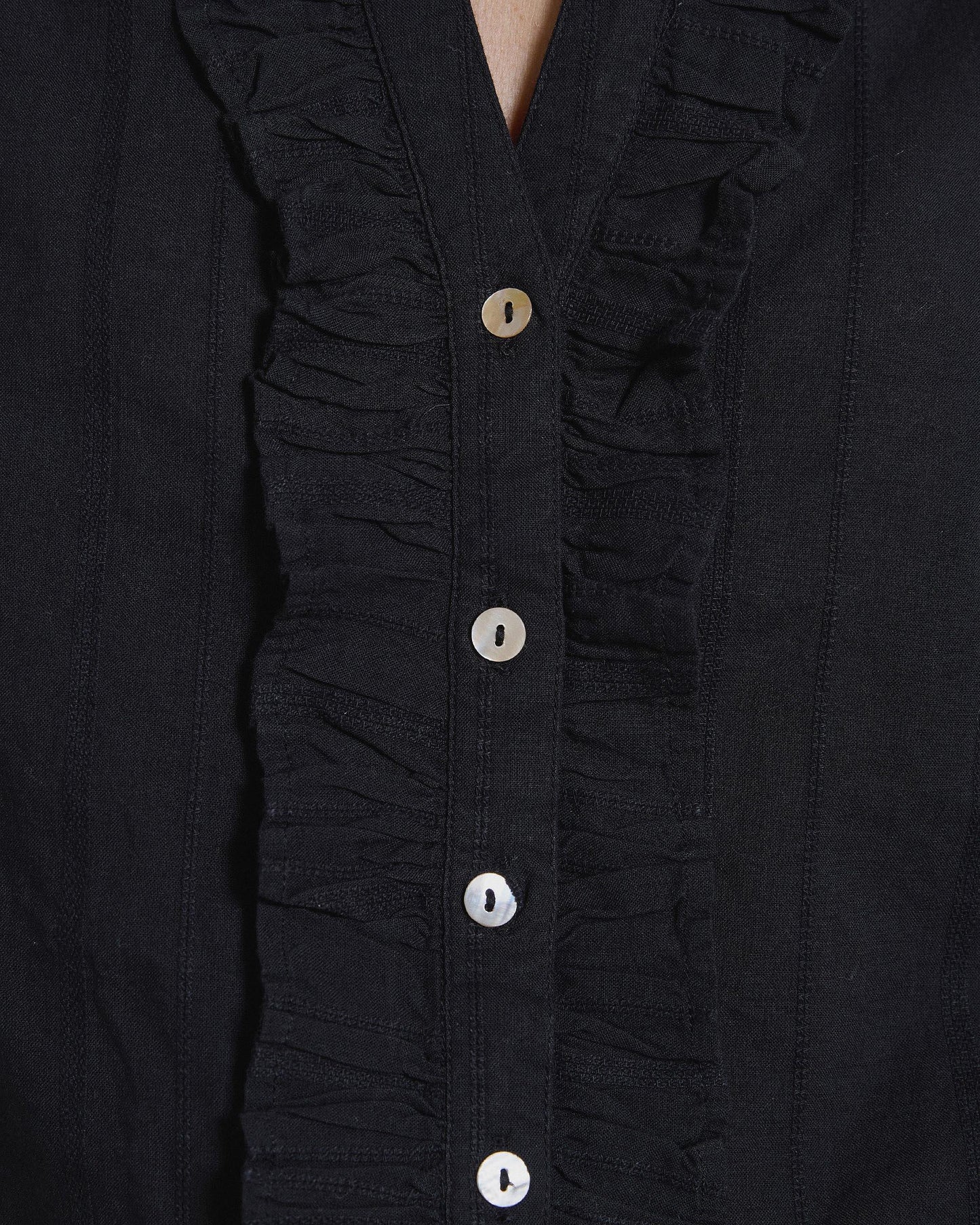 Blusa preta às riscas com folhos