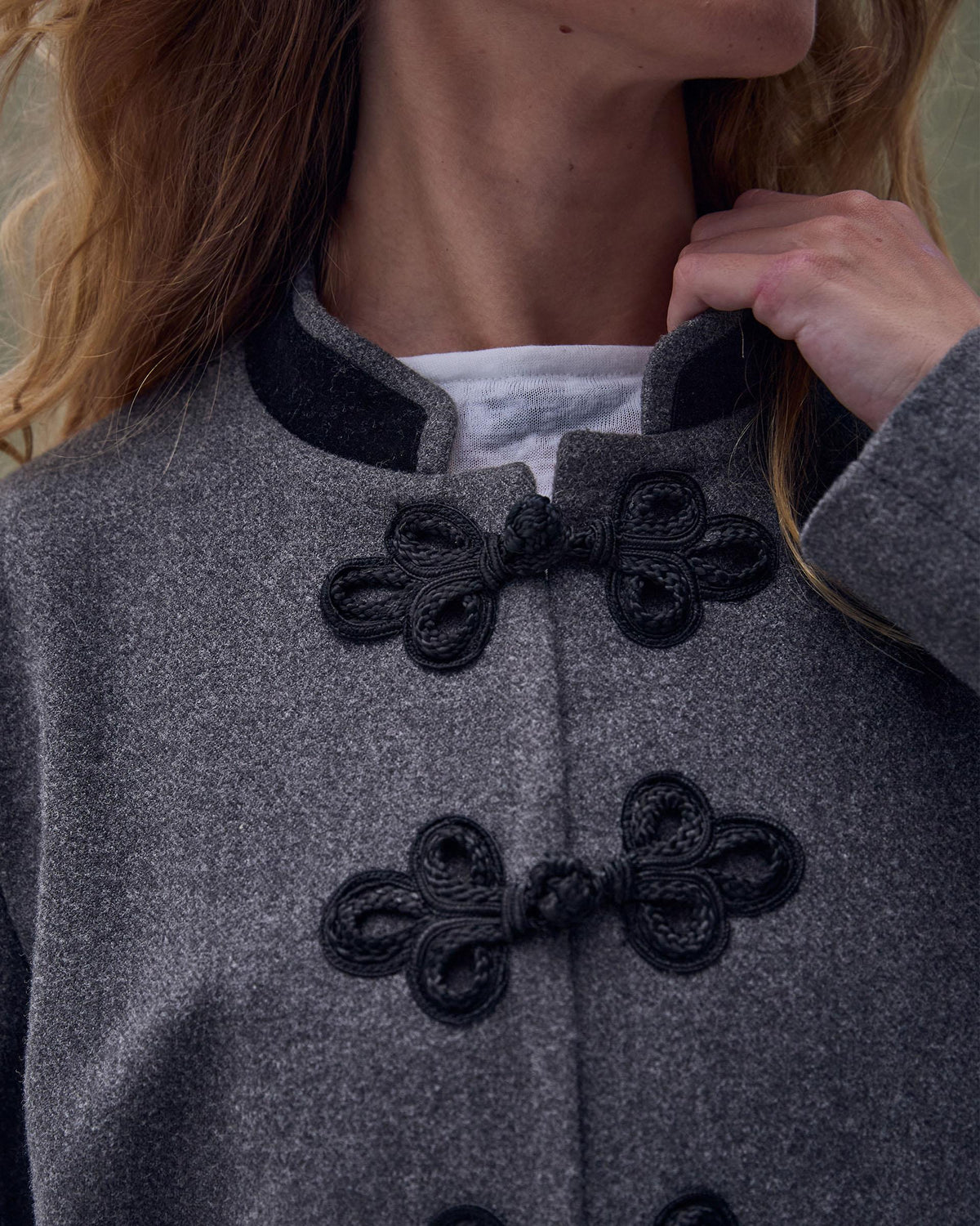 Manteau Long à Brandebourgs Détail Velours Gris