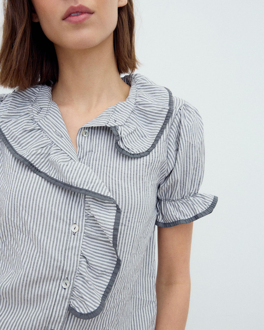 Camisa Volante Lateral Ribete Gris