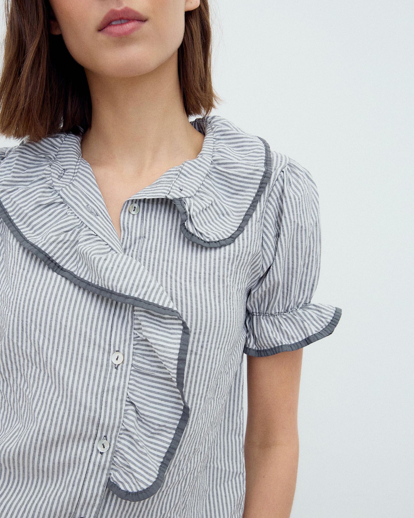 Camisa Volante Lateral Ribete Gris