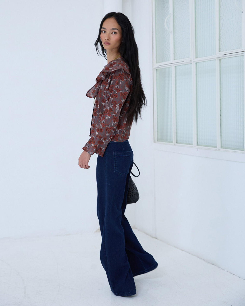 Blusa Volantes Assimétricos Padrão Floral Castanho
