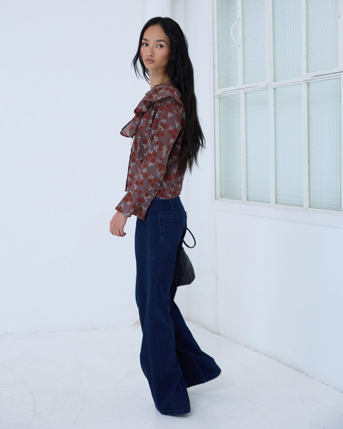 Blusa Volantes Assimétricos Padrão Floral Castanho