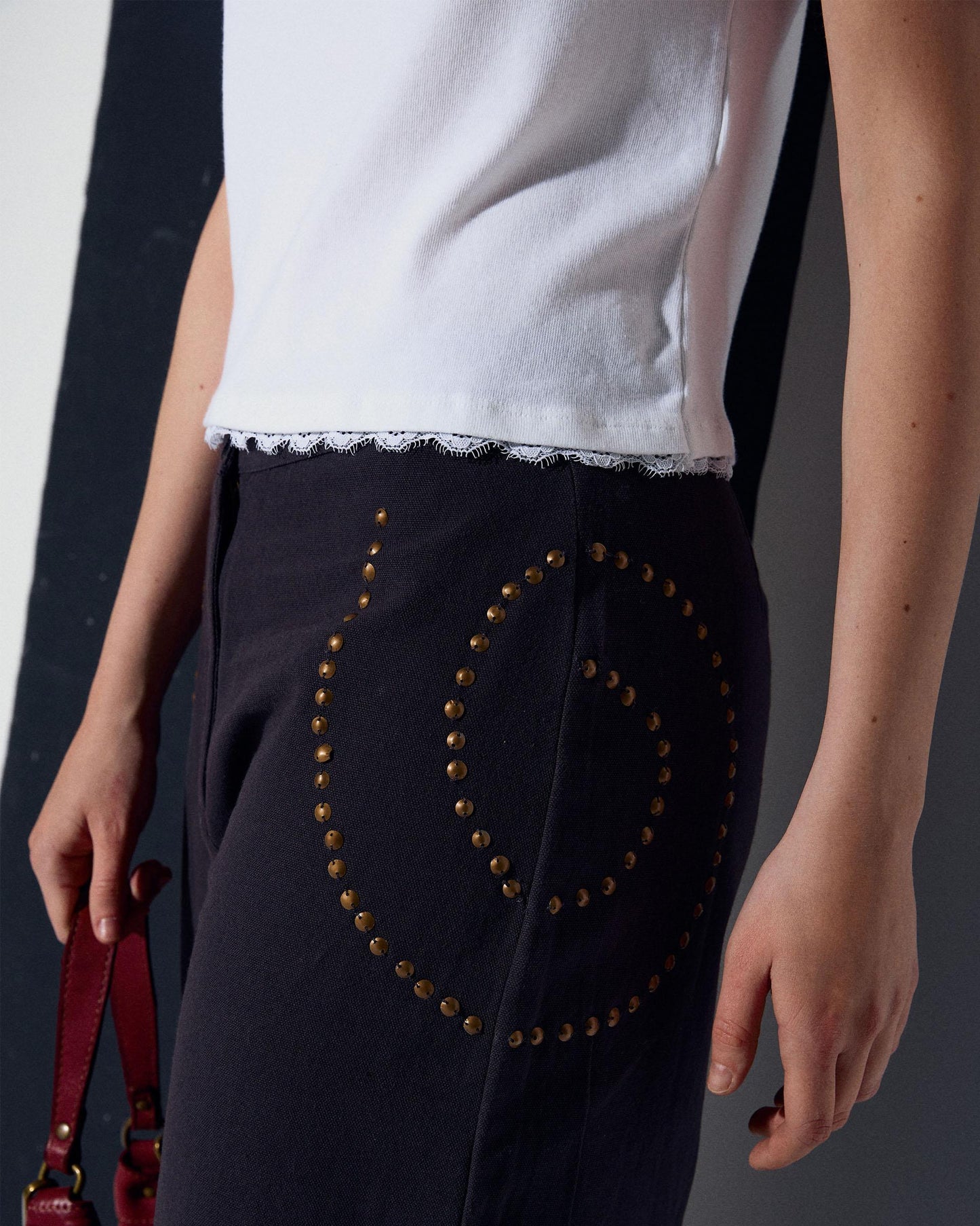 Calças com tachas em espiral na cor antracite