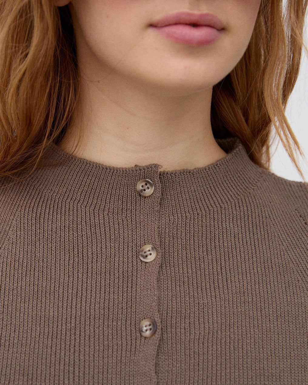 Top Botones Cuello Alto Taupe