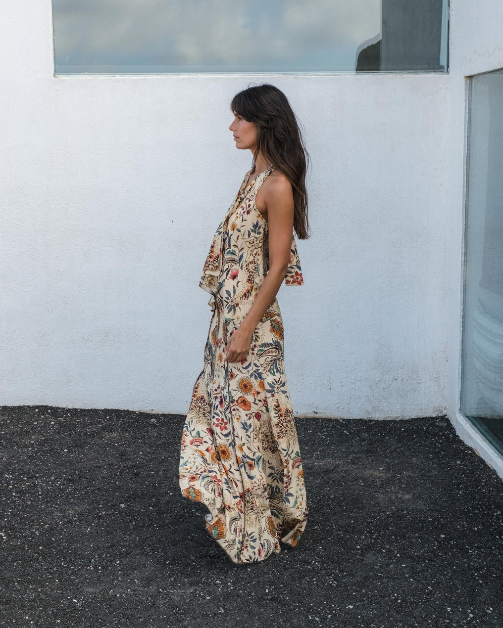 Top bege com estampado floral e decote alto